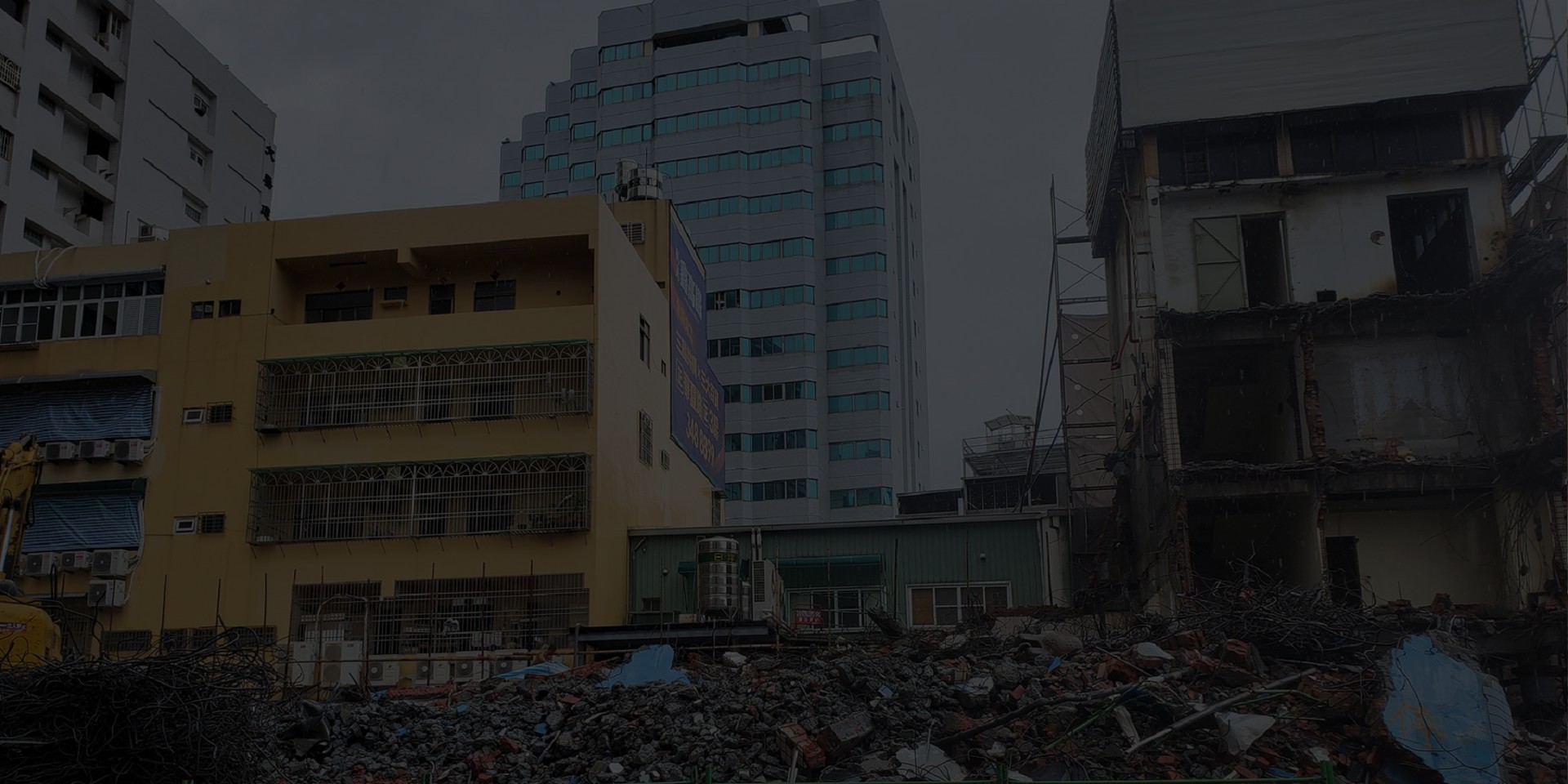 大型台中房屋拆除現場，專業重機具配合施工，確保工程進度與安全性。