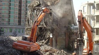 地下室開挖工程現場，專業設備正在進行地基挖掘，確保工程品質與安全。
